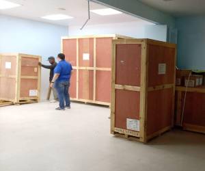 El equipo que conforma el acelerador lineal comenzó a ser instalado dentro del búnker del Hospital General San Felipe.