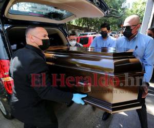 Familiares retiraron de la morgue el cuerpo de Ronal Javier Coello Coello.