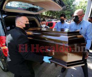 Familiares retiraron de la morgue el cuerpo de Ronal Javier Coello Coello.