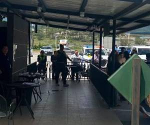El cuerpo del infortunado hombre quedó recostado sobre una de las mesas del establecimiento a donde llegaron los sicarios a acabar con su vida.
