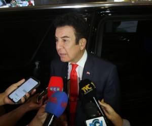 El candidato del Partido Liberal (PL), Salvador Nasralla, reapareció este lunes -1 de diciembre- ante los medios de comunicación, tras cancelar una conferencia de prensa que estaba programada para la 1:00 de la tarde, para hablar sobre el avance del proceso electoral, luego de que el CNE, a través de su página web, divulgara una segunda actualización de resultados que lo colocaban más cerca de Nasry Asfura en la contienda por la presidencia de Honduras.