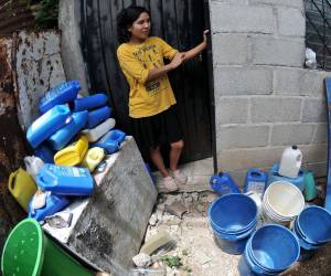 Katherine Hernández estaba parada en la puerta de su casa viendo como, después de meses, una cisterna de la UMAPS llenaba la pila gratis. Aunque pagan el recibo, el agua no llega y menos con la crisis hídrica.