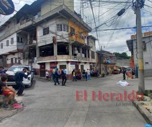 Uno de los hombres que se encontraba en el interior de la vivienda intentó huir, pero fue asesinado a disparos en medio de la calle.