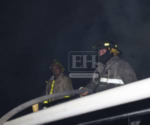 Un voraz incendio inició en un puesto de venta de cohetes en el Mercado Medina Concepción, en la ciudad de San Pedro Sula, la tarde del lunes 29 de diciembre. La magnitud del fuego ocasionó que las llamas se extendieran al restos de los puestos ubicados en la calle 6 del populoso barrio Medina.