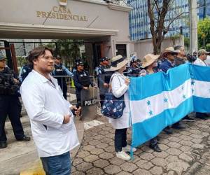 Médicos de diferentes regiones de Honduras se congregaron en Tegucigalpa tras la convocatoria realizada por el Colegio Médico de Honduras (CMH). Luego de participar en una asamblea informativa, se movilizaron hasta Casa Presidencial para exigir respuestas a sus demandas.