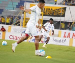 Los jugadores del Olimpia calientan motores para el juego ante Real España.