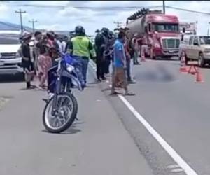 Las dos jóvenes quedaron muertas una cerca de la otra, y su motocicleta a varios metros de distancia.
