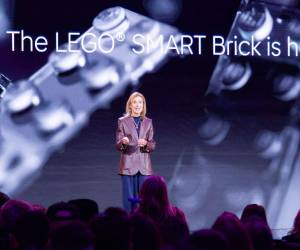 La directora de Marketing y Productos del Grupo LEGO de Dinamarca, Julia Goldin, habla en la presentación de la Feria de Electrónica de Consumidores 2026.
