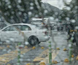 Después de una calurosa mañana, el cielo capitalino se vistió de gris este viernes 5 de junio. Varias zonas del Distrito Central experimentaron intensas lluvias, generando un poco de caos en las calles, pero también alegría entre los capitalinos que reciente el paso de las altas temperaturas y la escasez de agua en las represas.