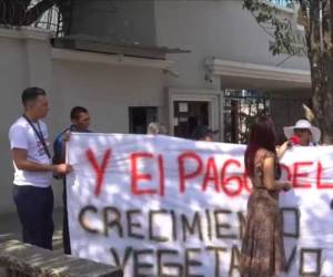 Los docentes se apostaron este viernes frente a Casa Presidencial, exigiendo a las autoridades les paguen la millonaria deuda que se les debe.