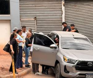 Doña Karen Canales y otros familiares, retiraron de la morgue el cuerpo sin vida de Xavi Jareth Salgado Canales.