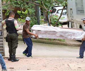 Familiares y compañeros de trabajo ingresan a la morgue del Ministerio Público (MP), el féretro para reclamar el cuerpo de Eslin Ostilio Alonzo Gonzáles.