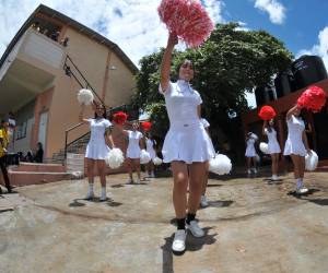 Con una variedad de pasos y coreografías, las pomponeras del Instituto Gubernamental San Pablo afinan cada movimiento y alistan sus pompones para brillar en la celebración de los 205 años de independencia de Honduras.
