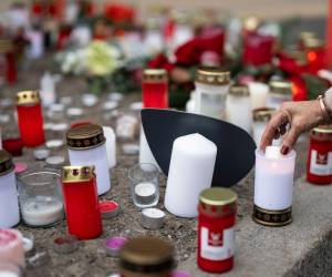 Un incendio registrado la madrugada de Año Nuevo en un bar de la estación de esquí de Crans-Montana, en el cantón suizo de Valais, dejó alrededor de 40 personas fallecidas y decenas de heridos, muchas de ellas en estado crítico, informaron las autoridades.