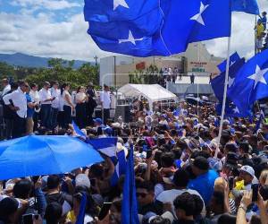 La concentración de simpatizantes que acudieron a recibir el expresidente Juan Orlando Hernández (2014-2018/2018-2022) en su regreso a Honduras colapsaron por algunos minutos el bulevar Comunidad Económica Europea en su ingreso a las instalaciones a Toncontín. Aquí las imágenes.