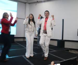 Minutos después de que Salvador Nasralla celebrara un liderazgo en los conteos propios, el CNE publicó cifras que le dieron la delantera a Nasry Asfura.