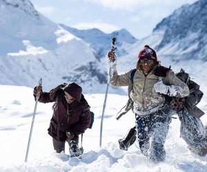 El director Juan Antonio Bayona estrenó en 2024 la película La sociedad de la nieve, sobre la tragedia aérea en Los Andes, dos años después presenta el documental Más allá de la sociedad, que rescata testimonios sobre el accidente que marcó la historia del siglo pasado.