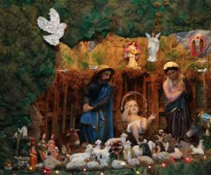 Los característicos pesebres y nacimientos de año nuevo ya decoran caracterizan los miles de hogares hondureños a pocas horas de recibir el 2026.