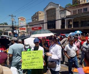 Los médicos protestaron este miércoles frente a Casa Presidencial, exigiendo a las autoridades sanitarias que cumplan con los acuerdos que firmaron hace más de un mes.
