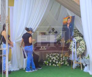 Entre muestras de dolor, familiares y amigos dieron el último adiós al creador de contenido Hernán Martínez, durante su velorio realizado en la vivienda de su madre, Yessenia Leiva, en Cofradía, Cortés.