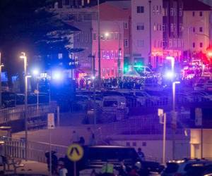 Al menos 12 personas murieron en el ataque, incluyendo a uno de los tiradores.