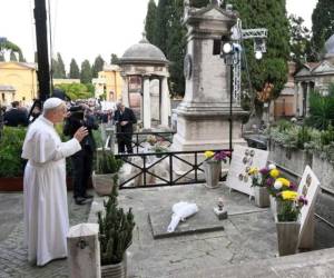 El papa acude al cementerio de Roma para rezar por los muertos de los que nadie se acuerda.