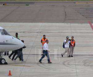La aeronave que trasladaba al expresidente Juan Orlando Hernández aterrizó este domingo en el Aeropuerto Internacional Palmerola, donde era esperado por su esposa Ana García, sus hijos Isabella, Daniela y Juan Orlando Hernández, además de su madre, doña Elvira, y otros familiares.