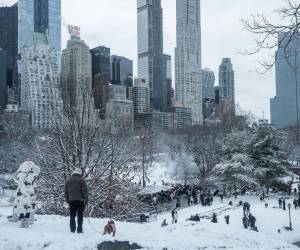 En el estado de Nueva York, la tormenta de hielo ha provocado cortes de electricidad a miles de hogares.