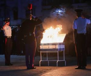 La Bandera Nacional de la Plaza Central de Tegucigalpa fue incinerada este lunes 31 de agosto.