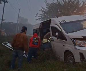 Las personas heridas fueron sacadas de la unidad tras haberse salido de la carretera.