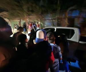 Personas llegaron a la escena donde se encontraba el cuerpo sin vida de Maicol Siles.