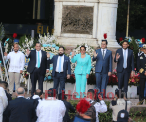 La presidenta de Honduras, Xiomara Castro, usó un elegante traje en tonalidad aqua.