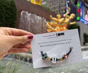 Fotografía que muestra una pulsera mundialista en Nueva York.