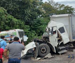 La colisión de un camión con un bus y dos vehículos de carga pesada dejó a 36 personas afectadas, entre ellas, una persona muerta.