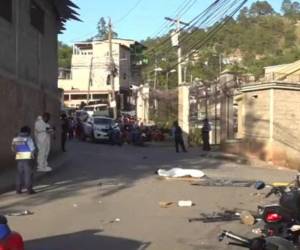 Uno de los fallecidos quedó tendido en medio de la calle.