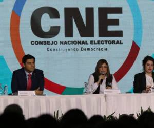 Las consejeras denunciaron ayer que acciones buscaron bloquear la declaratoria de las elecciones. Hall aseguró que CNE cumplirá plazos.