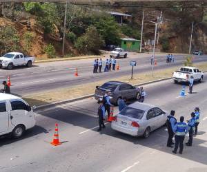 Miles de personas se han movilizado a los principales centros turísticos del país para disfrutar de este feriado de Semana Santa y las autoridades brindan seguridad en las playas.