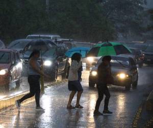 Los chubascos y lluvias se mantendrán durante el día y en horas de la noche, acompañados de ráfagas de viento frío.