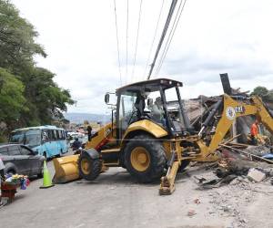 La remoción de escombros inició este martes en la zona donde ayer ocho personas murieron al ser impactadas por una volqueta a alta velocidad que perdió los frenos y se volcó sobre varios locales.