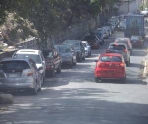 La circulación en La Primavera se vuelve imposible; talleres ocupan aceras y autos en doble fila, sin intervención municipal.