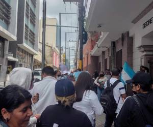 Los trabajadores se apostaron en el lugar portando banderas de Honduras y carteles con mensajes dirigidos a las autoridades, en los que reclaman el cumplimiento de sus derechos laborales.