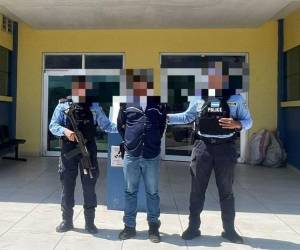 Los agentes de la Policía Nacional ejecutaron el operativo en la aldea La Brea del municipio de Comayagua, donde capturaron a siete integrantes de la estructura criminal denominada “Buena Vista”.