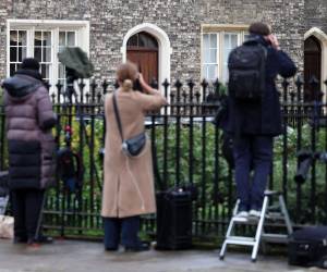 La residencia del primer ministro se encuentra bajo la custodia de los medios a la espera de declaraciones por la polémica renuncia.