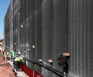 La construcción del muro negro fronterizo entre Estados Unidos y México en la zona de Santa Teresa, frente a Ciudad Juárez, forma parte de un proyecto impulsado por el Gobierno del presidente Donald Trump que contempla una inversión aproximada de 4.500 millones de dólares para reforzar la seguridad en distintos puntos de la frontera. ¿En qué consiste este gigante negro?