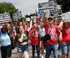Decenas de personas anti-aborto celebran la decisión de la Corte Suprema de eliminar el derecho al aborto.