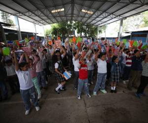 Más de 300 estudiantes de la Escuela Roberto Sosa recibieron con entusiasmo cuadernos de la Maratón del Saber, impulsada por EL HERALDO y su principal aliado Cuadernos Quick.