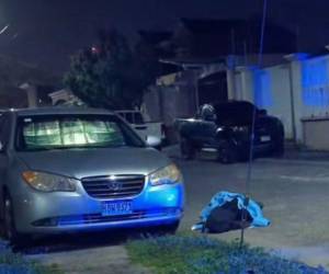 El cuerpo del hombre quedó tirado a la orilla de la calle.