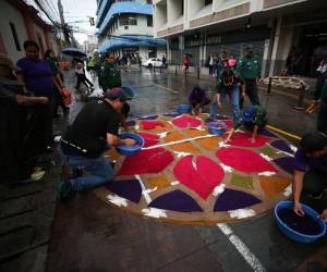 Las coloridas alfombras se han convertido en una costumbre durante la Semana Mayor. En las alfombras realizan coloridos diseños, pero también plasman la muerte y resurrección de Jesús.