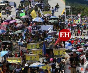 Con varias pancartas alusivas al Día de la Biblia, las personas se hicieron presentes este día en el bulevar Suyapa.