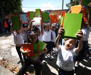 Con sonrisas y gratitud, 134 niños recibieron cuadernos nuevos que marcarán el inicio de aprendizajes y sueños en este 2026.
